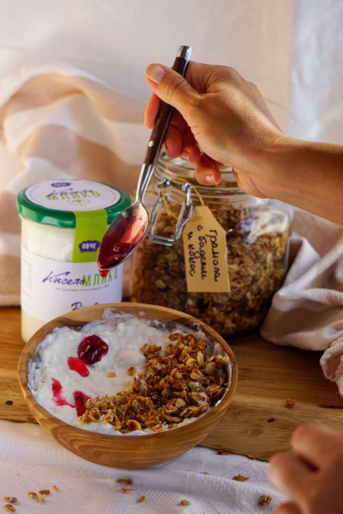 Овче кисело мляко и домашна гранола