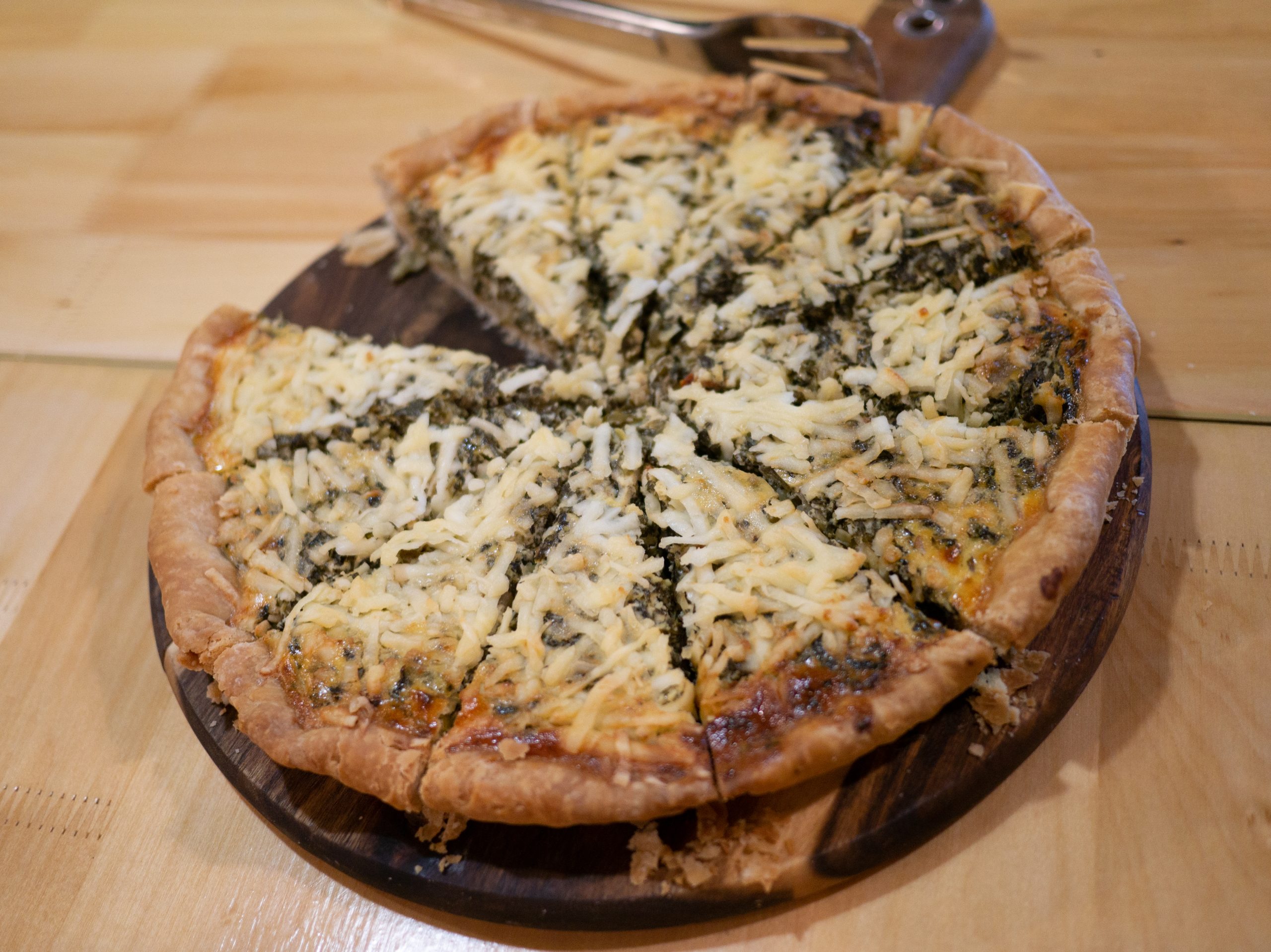 Киш със зелении и овче сирене